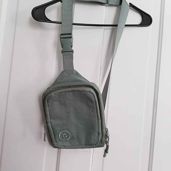 Lululemon Everywhere Sling Bag - Picture 4 of 4